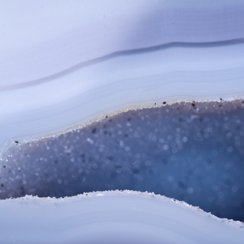Een foto van een stuk halfgeslepen blauwe chalcedoon