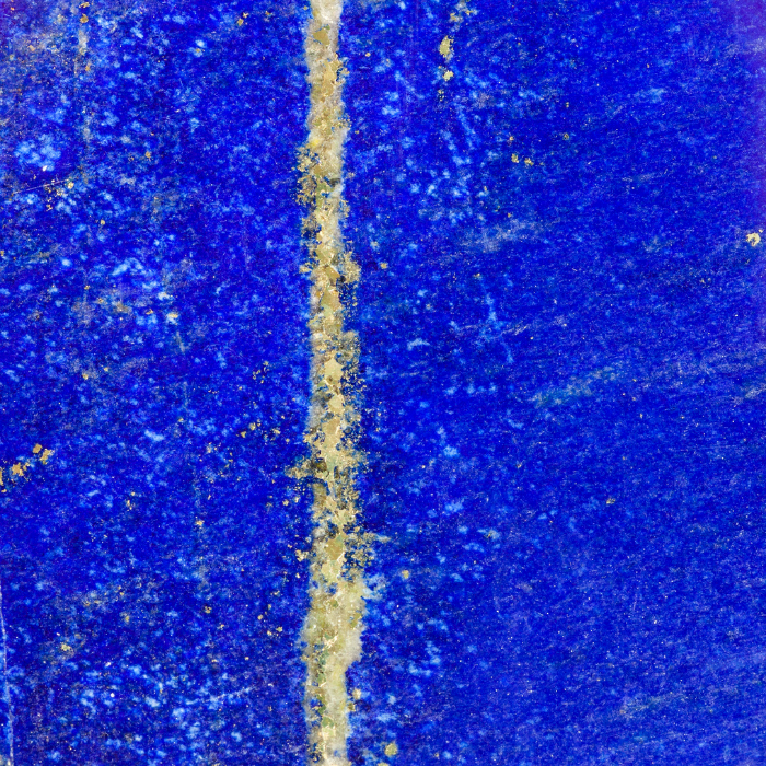 Een stukje diepblauwe Lapis Lazuli steen.