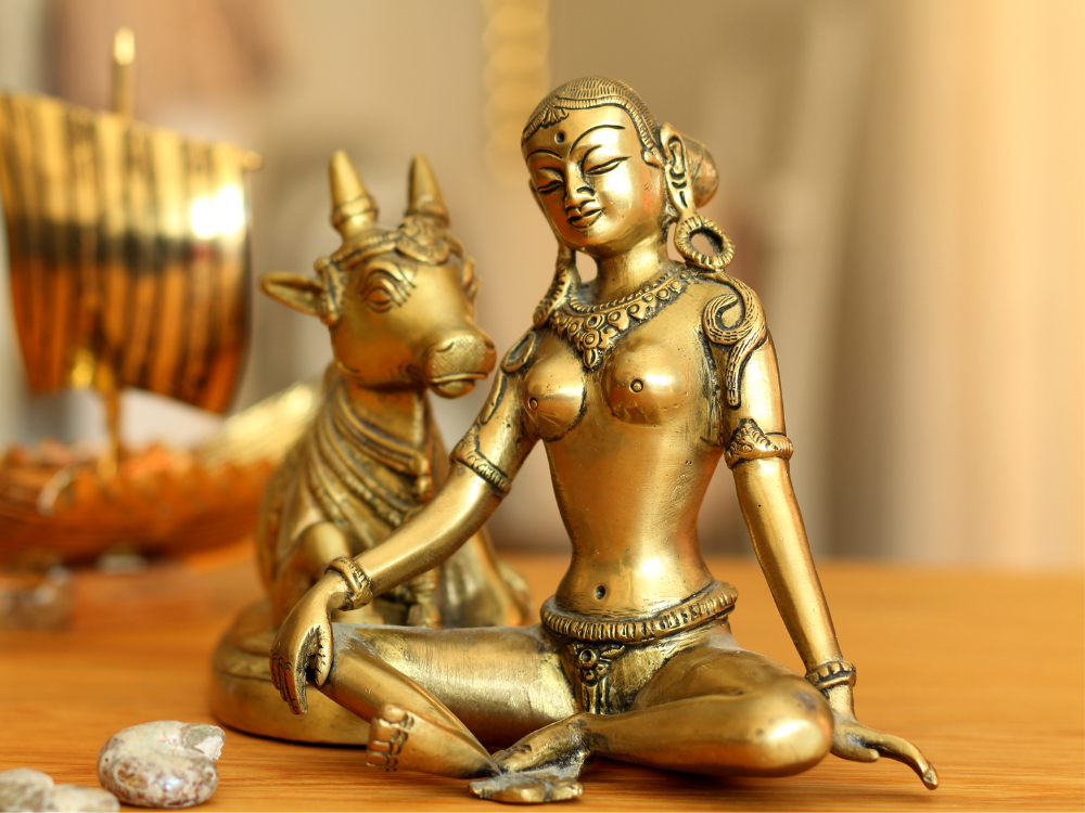 Een bronzen beeldje van Parvati. Naast haar staan nog meer bronzen beeldjes