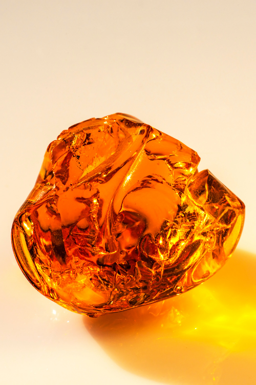 Foto van een brok barnsteen, ook wel amber genoemd, wat eigenlijk versteende dennenhars is