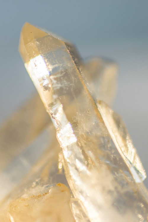 Een foto van een natuurlijk gevormde kristalpunt van citrien