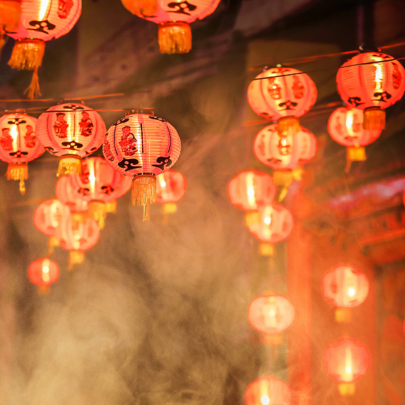 Lampionnen die worden opgehangen tijdens Chinees Nieuwjaar