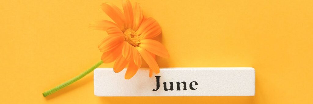 oranje bloem met de tekst june